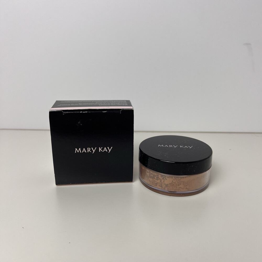 New Mary Kay Silky Setting Powder- Medium Beige .28 OZ